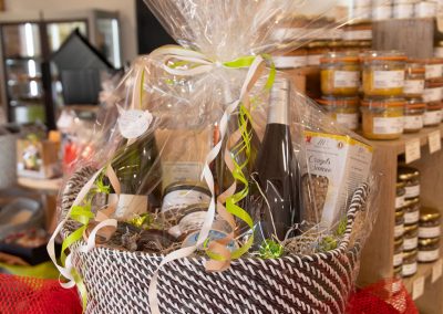 Caves duTour'Billon - Idées cadeaux de Noël Paniers garnis variés ©photo Clichés Toqués